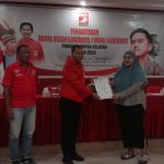 Ketua DPW PSI Provinsi Papua Selatan, Jeremias Mikhael Omona didampingi Ketua Desk Pilkada DPW PSI Provinsi Papua Selatan, Yakobus Walong sedang menerima berkas salah satu bakal calon gubernur-wakil gubernur Provinsi Papua Selatan – Surya Papua/IST