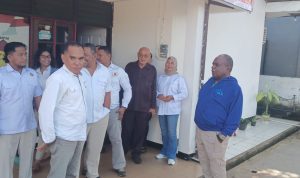 Bakal Calon Gubernur Papua Selatan, Romanus Mbaraka sedang berdiskusi dengan sejumlah pengurus DPD Partai Gerindra – Surya Papua/Frans Kobun