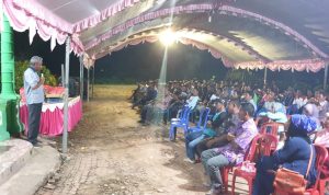 Bakal Calon Bupati Merauke, Obeth Rumetna sedang dialog dengan ratusan masyarakat – Surya Papua/IST