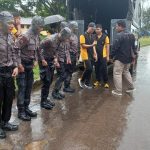 Lima bintara baru Polres Merauke yang dihadiai dengan lumpur – Surya Papua/IST