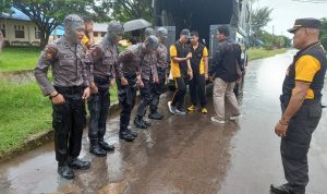 Lima bintara baru Polres Merauke yang dihadiai dengan lumpur – Surya Papua/IST