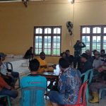 Bupati Merauke, Romanus Mbaraka sedang melakukan pertemuan bersama para kepala kampung di Balai Kampung Telaga Sari – Surya Papua/Frans Kobun