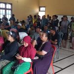 Ratusan masyarakat di Kampung Telaga Sari menghadiri pertemuan bersama Bupati Merauke, Romanuys Mbaraka di balai kampung – Surya Papua/Frans Kobun