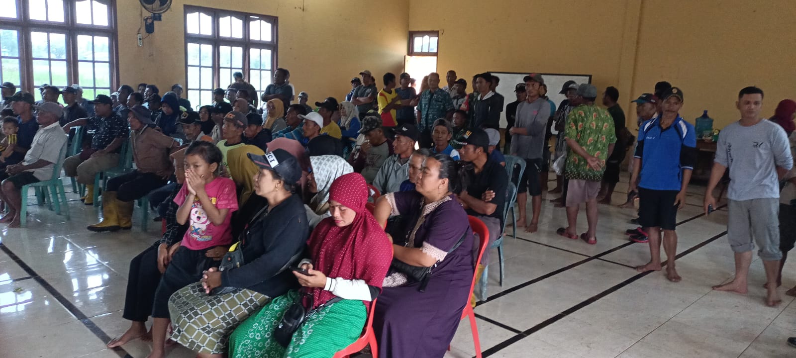 Ratusan masyarakat di Kampung Telaga Sari menghadiri pertemuan bersama Bupati Merauke, Romanuys Mbaraka di balai kampung – Surya Papua/Frans Kobun