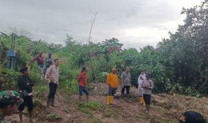 Bupati Merauke, Romanus Mbaraka sedang meninjau salah satu pinytu air di sekitar Jembatan Neto – Surya Papua/Frans Kobun