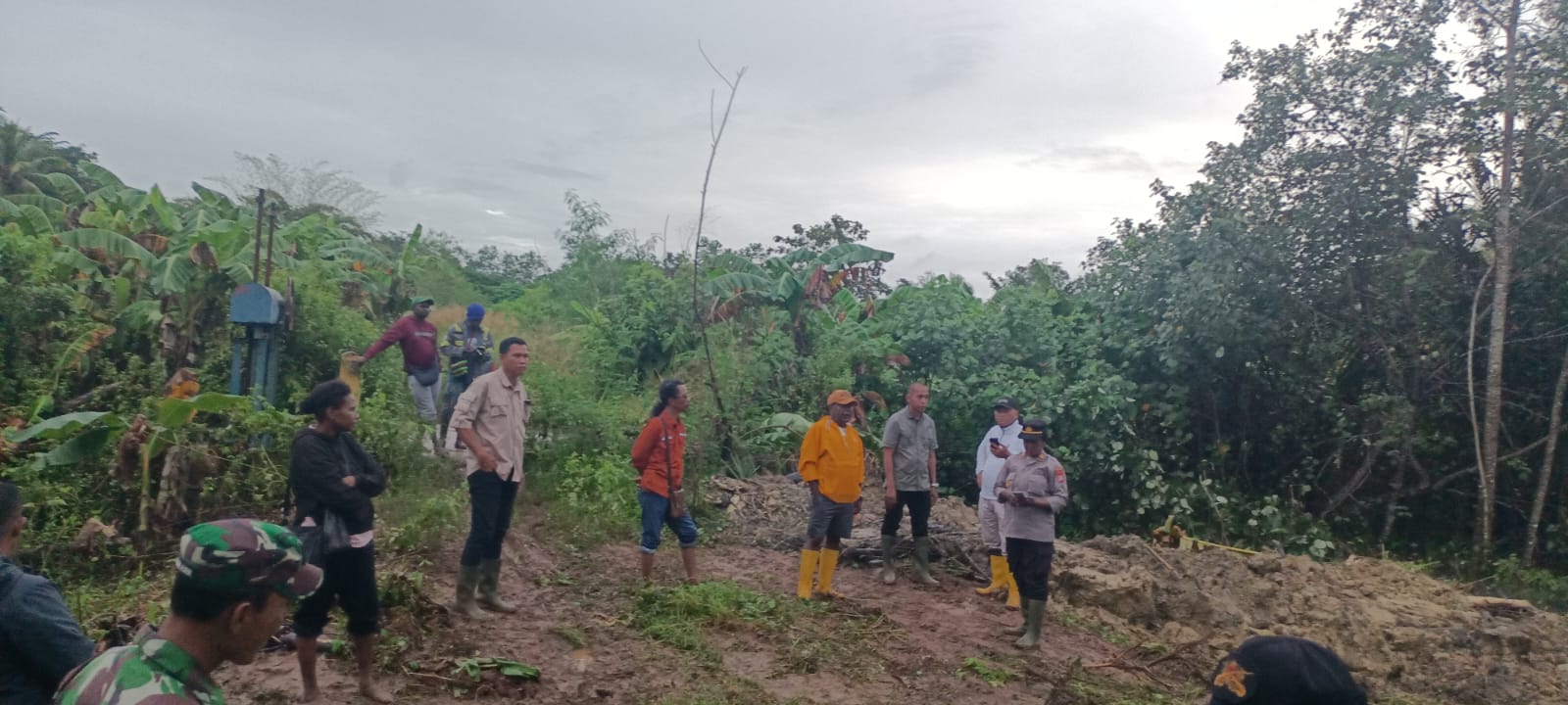 Bupati Merauke, Romanus Mbaraka sedang meninjau salah satu pinytu air di sekitar Jembatan Neto – Surya Papua/Frans Kobun