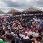 Ribuan masyarakat yang memadati Lapangan Kurik tadi siang – Surya Papua/Frans Kobun