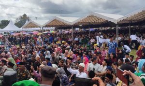 Ribuan masyarakat yang memadati Lapangan Kurik tadi siang – Surya Papua/Frans Kobun