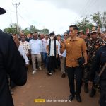 Bupati Merauke, Romanus Mbaraka saat mendampingi Gus Miftah tiba di Kurik – Surya Papua/IST