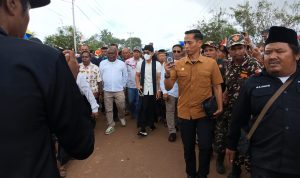 Bupati Merauke, Romanus Mbaraka saat mendampingi Gus Miftah tiba di Kurik – Surya Papua/IST