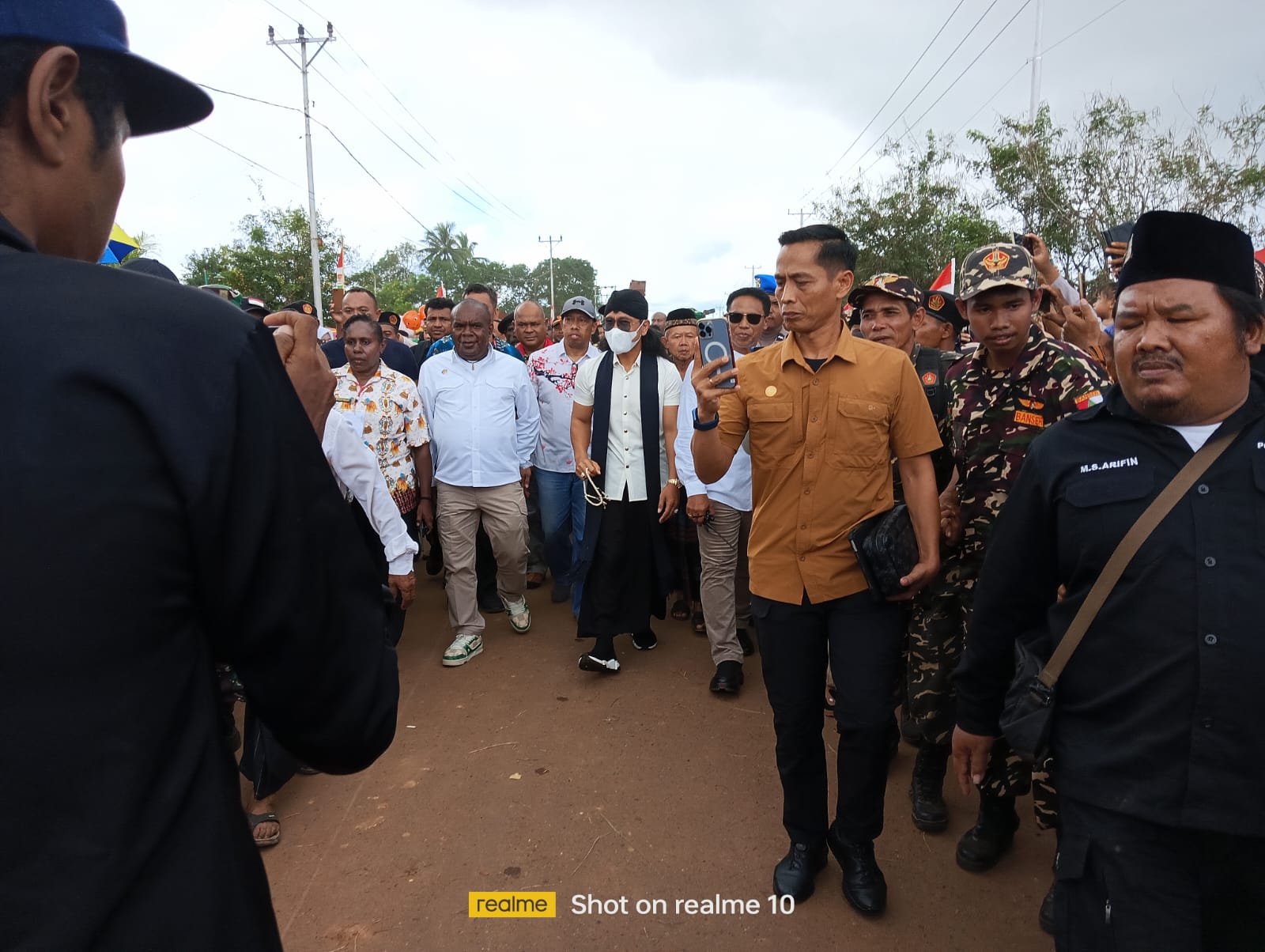 Bupati Merauke, Romanus Mbaraka saat mendampingi Gus Miftah tiba di Kurik – Surya Papua/IST