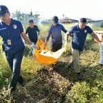 Korban saat dievakuasi oleh aparat kepolisian dari lokasi atau tempat membakar isterinya – Surya Papua/IST