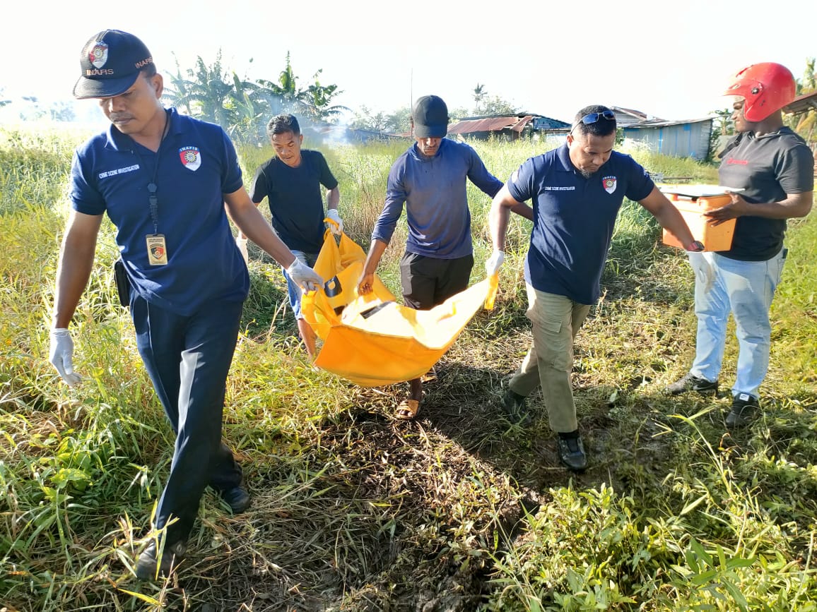 Korban saat dievakuasi oleh aparat kepolisian dari lokasi atau tempat membakar isterinya – Surya Papua/IST