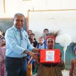 Penyerahan Hadiah Kepada Siswa-Siswi Pemenang Peragaan Busana Adat – Surya Papua/IST