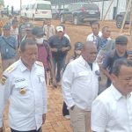 Menteri Investasi-Kepala Badan Koordinasi Penanaman Modal, Bahlil Lahadalia didampingi Penjabat Gubernuir Papua Selatan, Apolo Safanpo serta Bupati Merauke, Romanus Mbaraka saat tiba di lokasi perkebuinan tebu di Kampung Sermayam – Surya Papua/Frans Kobun