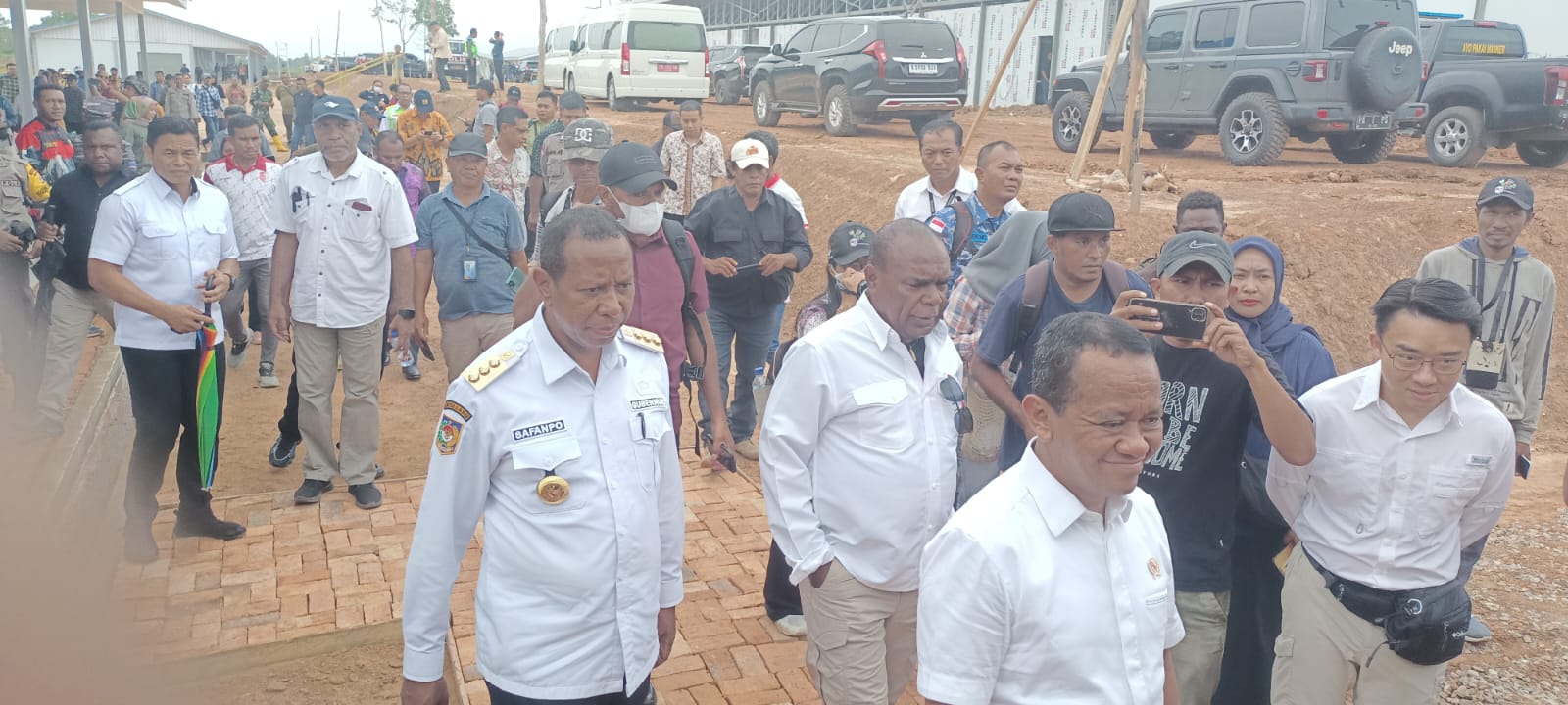 Menteri Investasi-Kepala Badan Koordinasi Penanaman Modal, Bahlil Lahadalia didampingi Penjabat Gubernuir Papua Selatan, Apolo Safanpo serta Bupati Merauke, Romanus Mbaraka saat tiba di lokasi perkebuinan tebu di Kampung Sermayam – Surya Papua/Frans Kobun