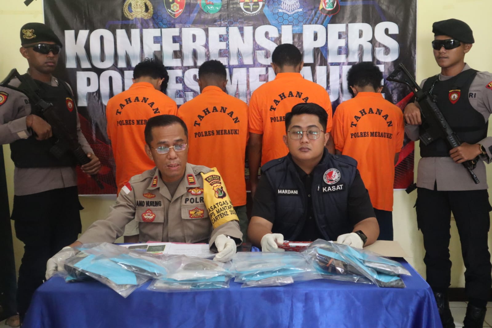 Keempat tersangka yang diamankan Satnarkoba Polres Merauke setelah menyimpan dan mengedarkan narkoba jenis ganja – Surya Papua/IST