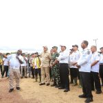 Bupati Merauke, Romanus Mbaraka sedang melakukan presentase luasan lahan pertanian yang akan dimanfaatkan – Surya Papua/IST