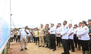 Bupati Merauke, Romanus Mbaraka sedang melakukan presentase luasan lahan pertanian yang akan dimanfaatkan – Surya Papua/IST
