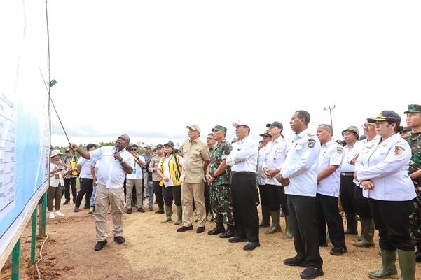 Bupati Merauke, Romanus Mbaraka sedang melakukan presentase luasan lahan pertanian yang akan dimanfaatkan – Surya Papua/IST