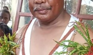 Bacabup Merauke, Obeth Rumetna saat mengenakan atribut adat – Surya Papua/IST