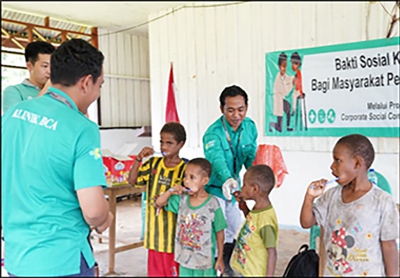 Gerakan menyikat gigi yang baik dan benar oleh anak-anak kampung Aiwat salah satu bentuk PHBS – Surya Papua/IST