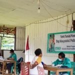 Pemeriksaan kesehatan kepada masyarakat di Kampung Aiwat oleh tenaga medis- Surya Papua/IST