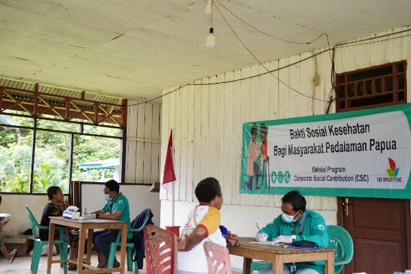 Pemeriksaan kesehatan kepada masyarakat di Kampung Aiwat oleh tenaga medis- Surya Papua/IST