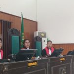 Dinar Pakpaham, hakim kertua (tengah) didampingi dua hakim anggota yang menangani sidang gugatan perdata terhadap PT BIA – Surya Papua/Frans Kobun