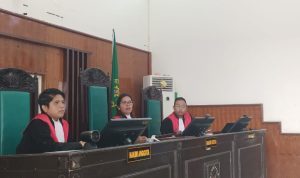 Dinar Pakpaham, hakim kertua (tengah) didampingi dua hakim anggota yang menangani sidang gugatan perdata terhadap PT BIA – Surya Papua/Frans Kobun