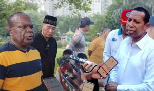 Romanus Mbaraka (kiri), Apolo Safanpo (kanan) – Surya Papua/Frans Kobun