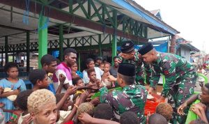 Pembagian makanan gratis kepada masyarakat – Surya Papua/IST