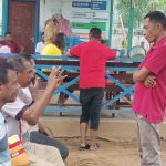 Ketua Panitia HUT ke-1 KBK KAMe, Yohanes Letsoin (berdiri) sedang komunikasi dengan Ketua KBK Paroki Santa Theresia Buti, Sony Dumatubun serta sejumlah pengurus lain – Surya Papua/Frans Kobun