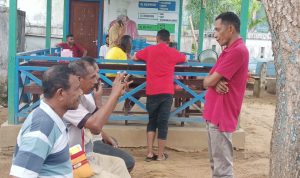 Ketua Panitia HUT ke-1 KBK KAMe, Yohanes Letsoin (berdiri) sedang komunikasi dengan Ketua KBK Paroki Santa Theresia Buti, Sony Dumatubun serta sejumlah pengurus lain – Surya Papua/Frans Kobun