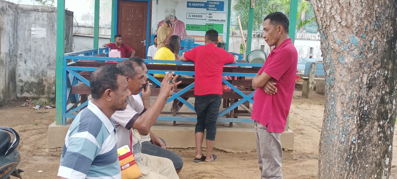 Ketua Panitia HUT ke-1 KBK KAMe, Yohanes Letsoin (berdiri) sedang komunikasi dengan Ketua KBK Paroki Santa Theresia Buti, Sony Dumatubun serta sejumlah pengurus lain – Surya Papua/Frans Kobun