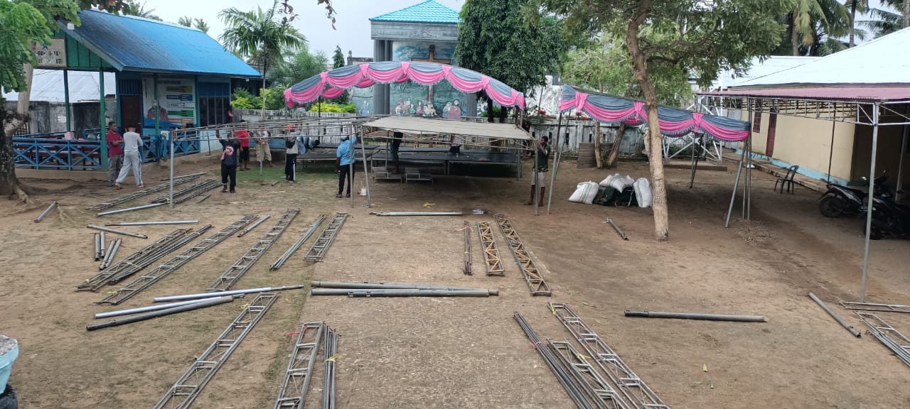 Berbagai persiapan sedang dilakukan panitia termasuk pengerjaan tenda di halaman  Gereja Buti – Surya Papua/Frans Kobun