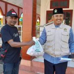 Ketua Dewan Pimpinan Wilayah (DPW) Lembaga Dakwaah Islam Indonesia (LDI) Provinsi Papua Selatan, Bekti Utomo serahkan daging kurban kepada perwakilan wartawan – Surya Papua/Frans Kobun