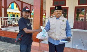 Ketua Dewan Pimpinan Wilayah (DPW) Lembaga Dakwaah Islam Indonesia (LDI) Provinsi Papua Selatan, Bekti Utomo serahkan daging kurban kepada perwakilan wartawan – Surya Papua/Frans Kobun