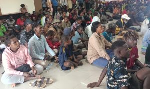 Ratusan masyarakat Pulau Kimaam yang datang di Kantor Dewan Perwakilan Rakyat Daerah (DPRD) Kabupaten Merauke – Surya Papua/Frans Kobun