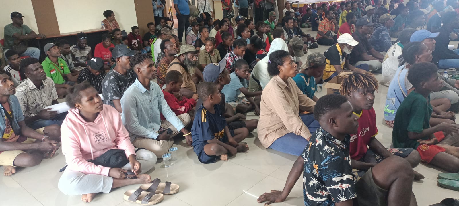 Ratusan masyarakat Pulau Kimaam yang datang di Kantor Dewan Perwakilan Rakyat Daerah (DPRD) Kabupaten Merauke – Surya Papua/Frans Kobun