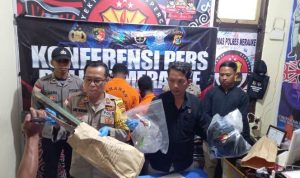 Kasi Humas Polres Merauke, Ajun Komisaris Polisi (AKP) Ahmad Nurung didampingi Kaurbinops Satuan Reskrim, Ipda Sewang sedang menunjuk barang bukti bersama para pelaku – Surya Papua/Frans Kobun
