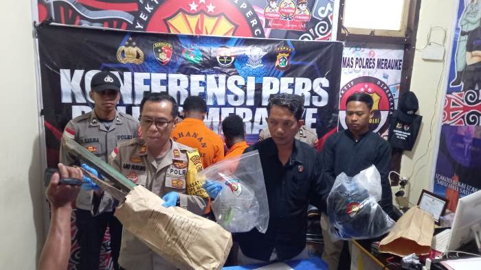 Kasi Humas Polres Merauke, Ajun Komisaris Polisi (AKP) Ahmad Nurung didampingi Kaurbinops Satuan Reskrim, Ipda Sewang sedang menunjuk barang bukti bersama para pelaku – Surya Papua/Frans Kobun