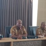 Kepala Badan Perbatasan Kabupaten Merauke, Rekianus Samkakai (tengah) sedang berbicara kepada keluarga nelayan – Surya Papua/Frans Kobun