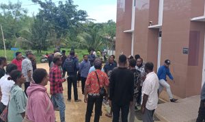 Puluhan masyarakat pemilik ulayat dari Distrik Ulilin yang mengikuti sidang di Pengadilan Negeri Merauke – Surya Papua/Frans Kobun