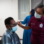 Pemeriksaan kesehatan mata yang berlangsung di Klinik Asiki milik TSE Group – Surya Papua/IST