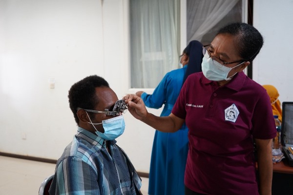 Pemeriksaan kesehatan mata yang berlangsung di Klinik Asiki milik TSE Group – Surya Papua/IST