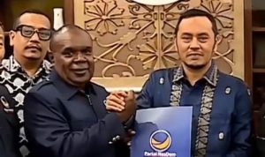 Bacagub Provinsi Papua Selatan, Romanus Mbaraka sedang meneroima rekomendasi – Surya Papua/IST