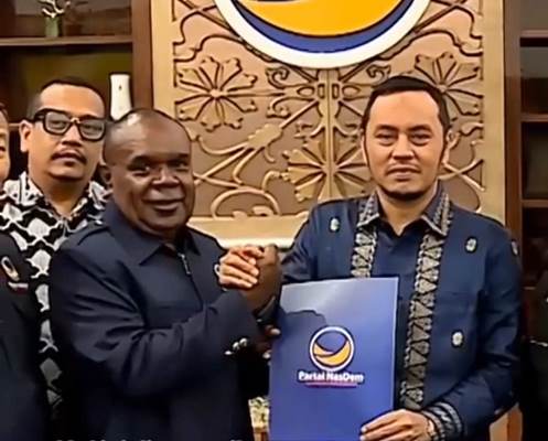 Bacagub Provinsi Papua Selatan, Romanus Mbaraka sedang meneroima rekomendasi – Surya Papua/IST