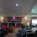Rapat pleno penetapan 35 anggota DPR Papua Selatan yang diimpin Ketua KPU Provinsi Papua Selatan, Theresia Mahuze didampingi empat komisioner lain – Surya Papua/Frans Kobun