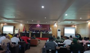 Rapat pleno penetapan 35 anggota DPR Papua Selatan yang diimpin Ketua KPU Provinsi Papua Selatan, Theresia Mahuze didampingi empat komisioner lain – Surya Papua/Frans Kobun